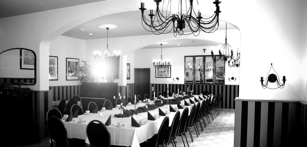 ולבורג Hotel-Gasthof Zur Post מראה חיצוני תמונה